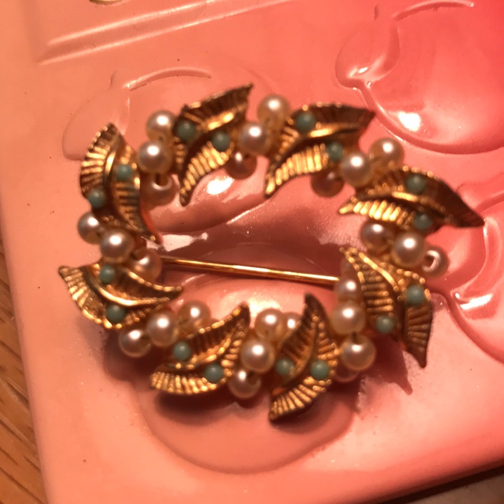 Vintage wreath brooch